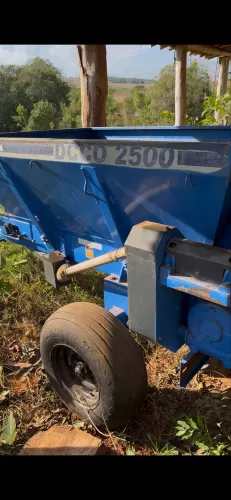 Distribuidor de calcário e esterco Tatu DCCO 2500