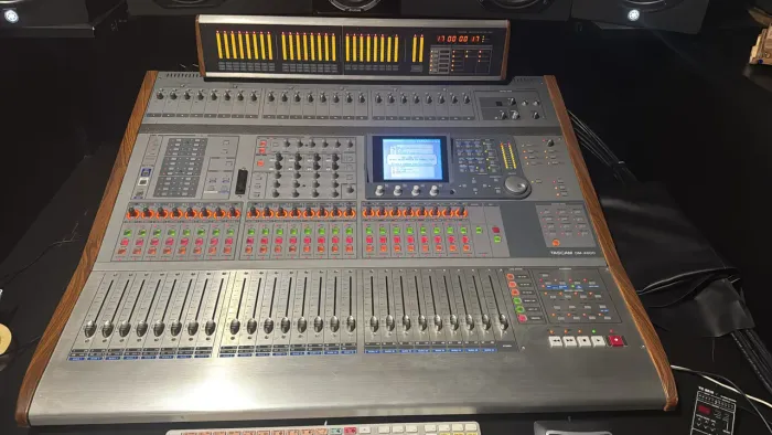 Mesa de Som Tadcam DM-4800