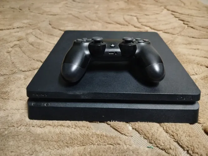 Venda de play 4 slim usando um ano de uso. Com um controle original e mais dois.