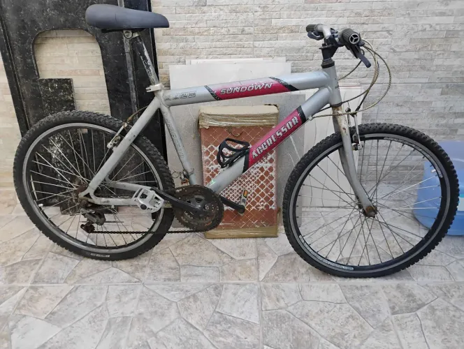VENDO UMA BICICLETA DE ALUMÍNIO