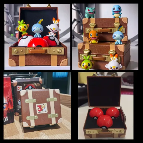 Maleta Oficial Pokémon 30 Anos Blind Box c/ 3 Pokébolas + 3 Pokémon Surpresa!