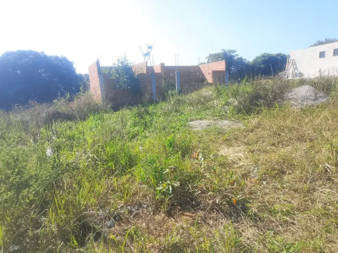 Terreno com meia água construida
