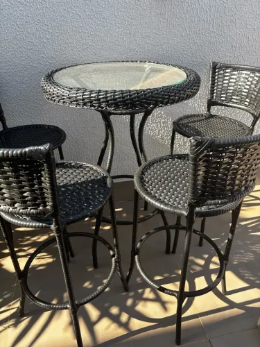 Mesa bistrô com 4 banquetas de fibra