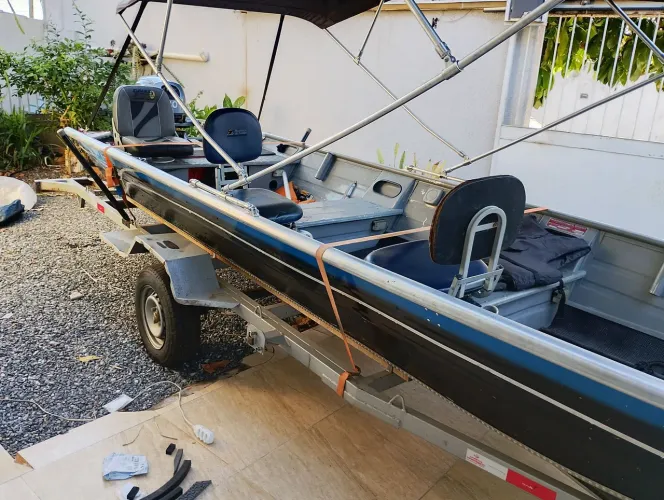 Conjunto de canoa carretinha e motor de 40 Hp valor 45,000,00,