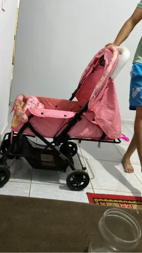 Vende-se carrinho de bebê usado porém em bom estado