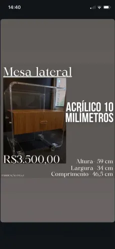 Mesa lateral em acrílico