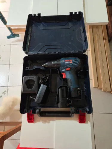 Furadeira com Impacto BOSCH GSB 12V 30 com mandril metálico