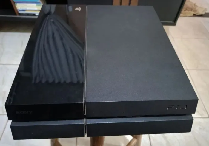 PS4 Slim 500GB + 2 controles + 12 jogos originais + base carregadora USB + caixa original 
