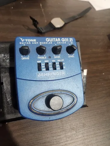  pedal Behringer V-Tone Guitar GDI 21