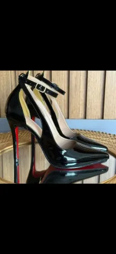 Scarpin sola vermelha