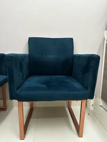 Poltrona Moderna Azul Petróleo com Pés de Ferro - Decorativa