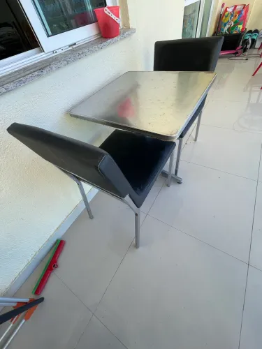 Mesa inox com 2 cadeiras de couro acochoada 