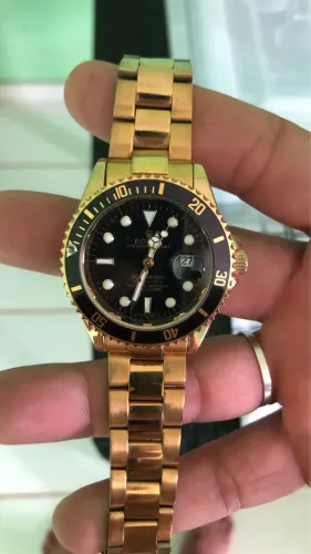 Relógio Rolex e corrente banhada a ouro 