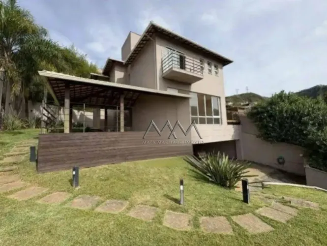 Casa à Venda no Condomínio Vila Castela | 4 Quartos - 390 m²