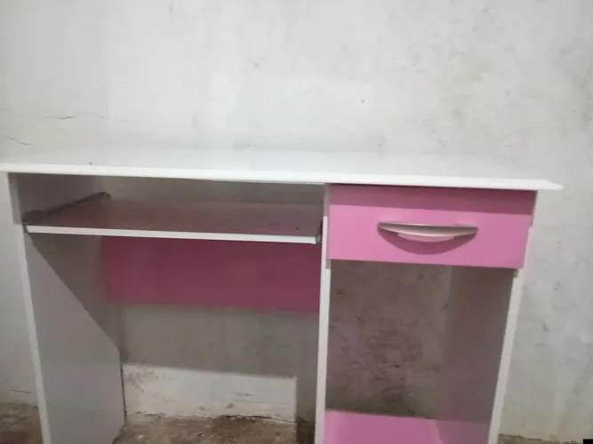?Escrivaninha / Mesa de Estudos Branca e Rosa com Gaveta e Prateleira