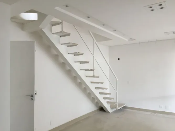 Escadas vazadas e fechadas a partir de altura e largura: