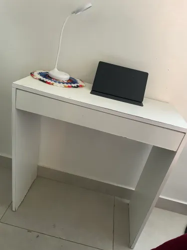 Mesa de estudo branca com gaveta - desapego - R$ 70