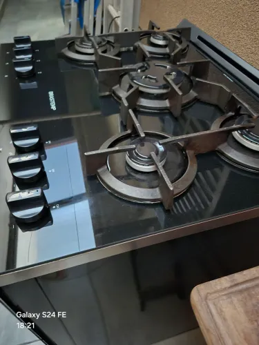 Fogão Brastemp 5 Bocas Preto com Mesa de Vidro e Turbo Chama com Grades de ferro fundido