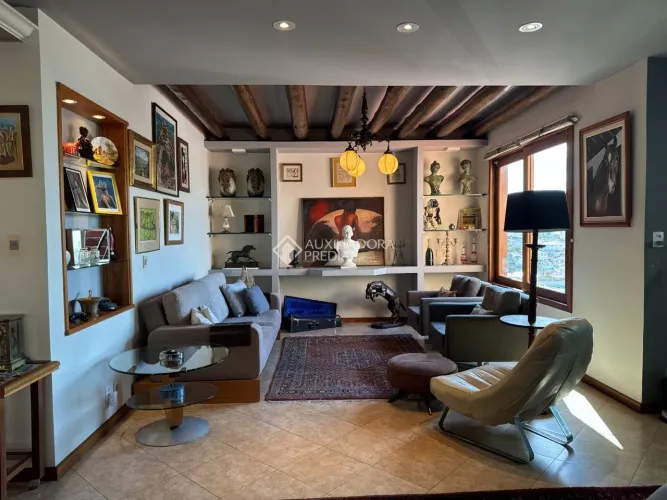 Casa de Esquina na Agronômica com 407m², Vista Mar e Anexo Comercial