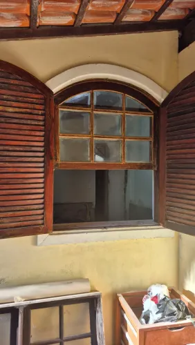 Janela de Madeira Maciça - Modelo Guilhotina -  Demolição