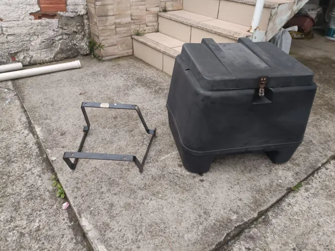 Baú 80 litros com suporte.