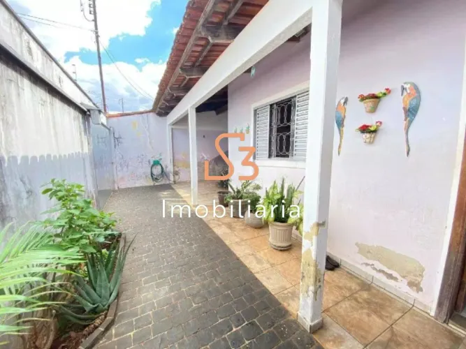 Casa de locação no bairro Planalto, Uberlândia-MG: 3 quartos, 1 suíte, 2 salas, 2 banheiro
