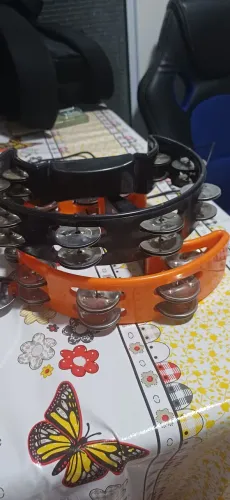 Vendo 3 pandeiros e 2 pandeiros meia lua semi novos