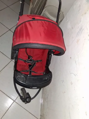 Carrinho de bebê 3 rodas.