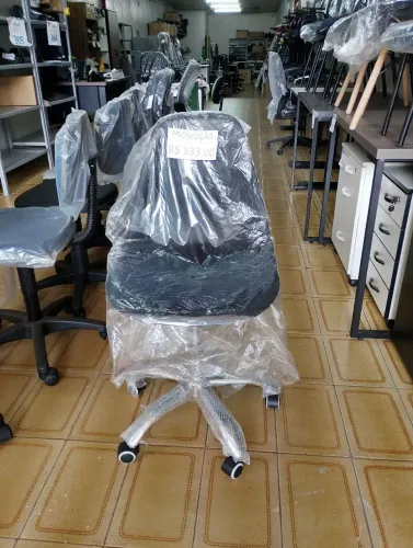 Cadeira giratória PVC base cromada