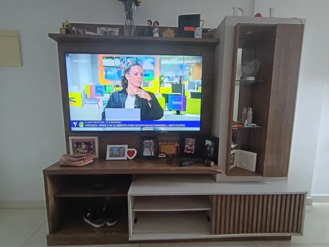 Painel Home Ripado Moderno com Cristaleira