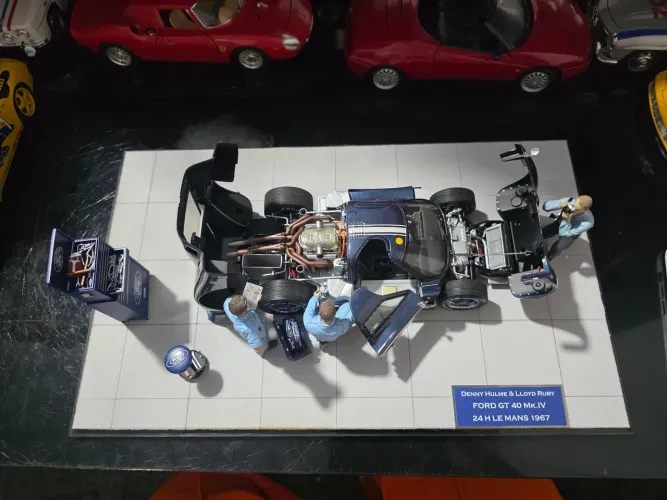 Miniatura 1.18 diorama c equipe e ferramentas Ford GT40 Le mans 1967 exoto