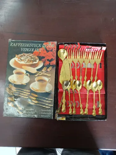 Conjunto de peças antigo para bolo e café