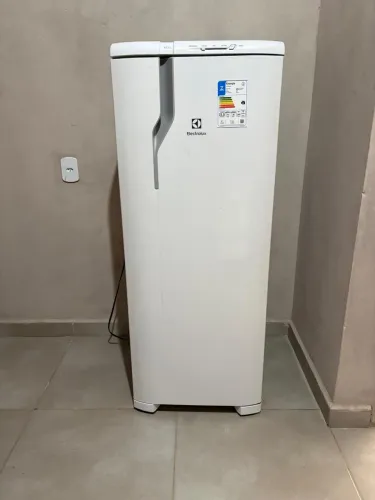 VENDO GELADEIRA SEMINOVA EM EXCELENTE ESTADO
