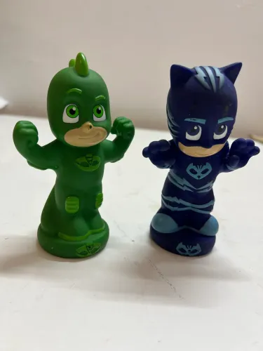 2 Bonecos esguichadores de água do PJ Masks.