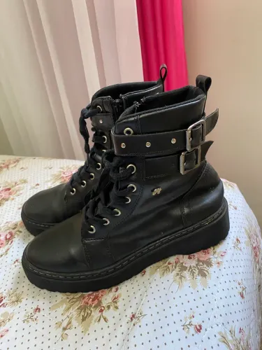 Coturno Preto Feminino Estilo Tratorado