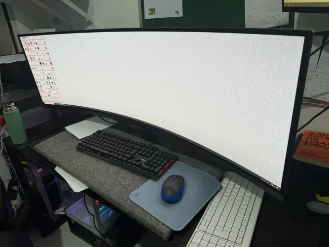 monitor da foto é o Gigabyte AORUS CO49DQ (49" Super Ultrawide QD-OLED, resolução DQHD