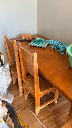 Mesa de madeira com 6 cadeiras
