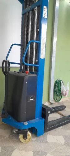 Empilhadeira Semi-Elétrica