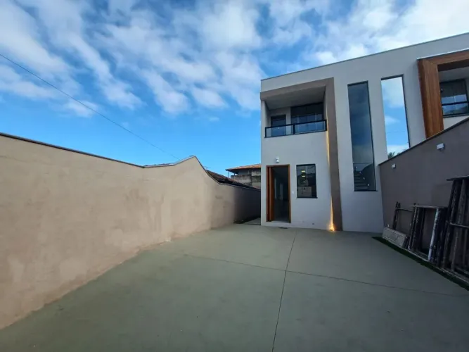 Casa três quartos, suíte, sala com varanda e quatro vagas no Canaã