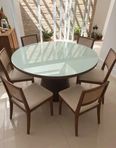 Lindo conjunto de mesa com cadeiras 