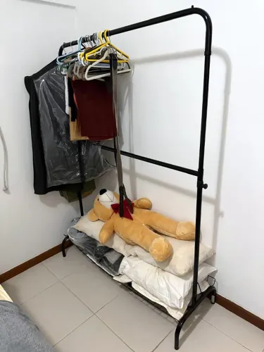 Arara Cabideiro de Metal Preta com Rodinhas e Sapateira