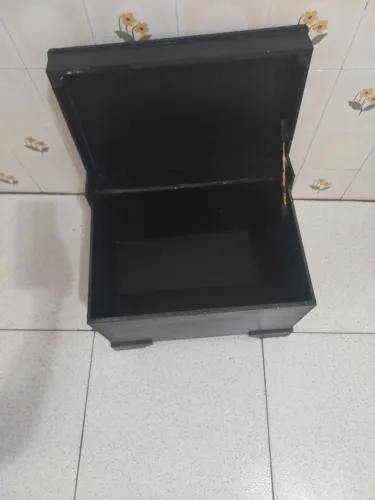 Baú/ Banco em Madeira Maciça feito de forma artesanal seminovo preto