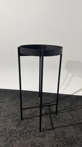 Mesa lateral preta com apoio removível