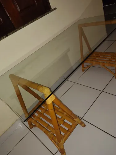 Mesa de vidro com pés de bambú 