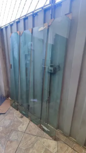 17 vidros fixo verde temperados com furos R$75,00 CADA leia medidas nas fotos enão entrego