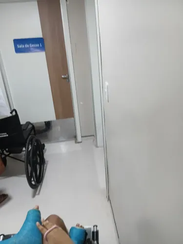 Vendo Cadeira d rodas semi nova 2 meses d uso em criança...Ótima qualidade. *09 za