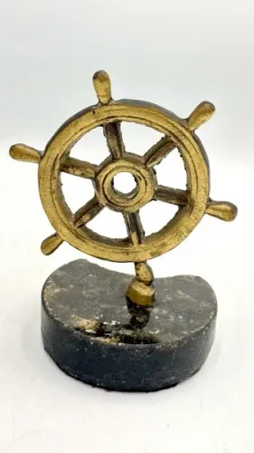 Escultura de metal dourado com base MEIA LUA de granito, representando timão