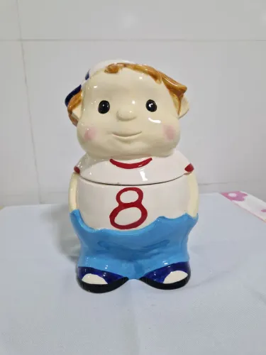 Pote hermético formato de menino