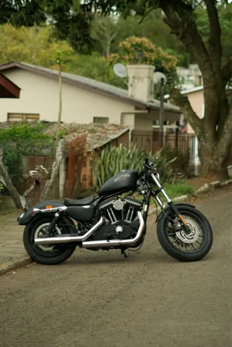 Harley 883R com freio Duplo