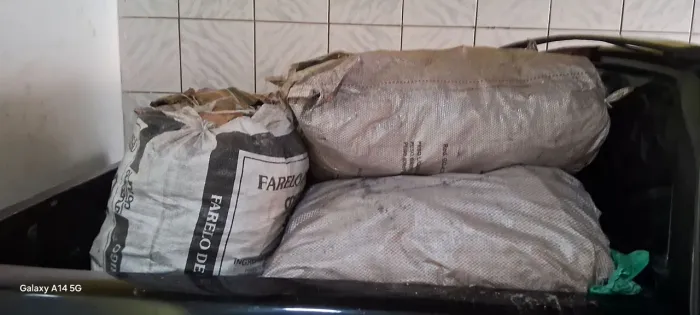 Vende se carvao de gualidade espremente